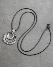 Load image into Gallery viewer, Hammered Metal Necklace